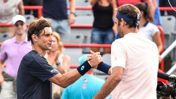 Roger Federer saluda a Davi Ferrar en el Masters de Montreal