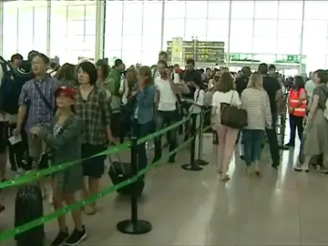 Pasajeros se quejan en el aeropuerto de El Prat por la huelga de Eulen Pasajeros se quejan en el aeropuerto de El Prat por la huelga de Eulen