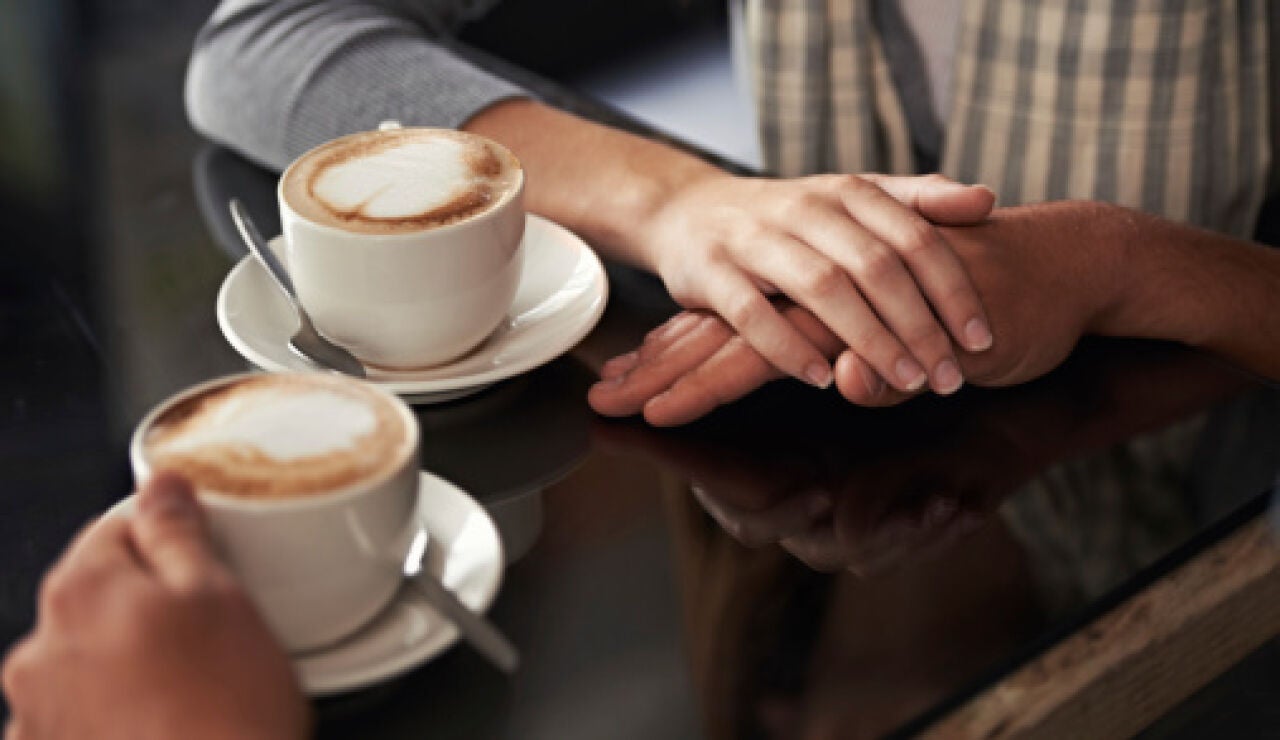 Una pareja toma caf&eacute;