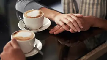 Una pareja toma café Una pareja toma café