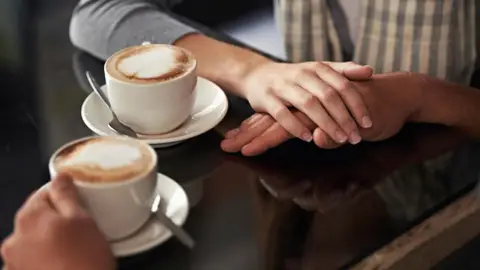 Una pareja toma café Una pareja toma café