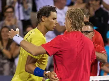 Rafa Nadal saluda a Denis Shapovalov tras caer ante el canadiense Rafa Nadal saluda a Denis Shapovalov tras caer ante el canadiense