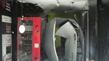 La máquina de refrescos tras la explosión 