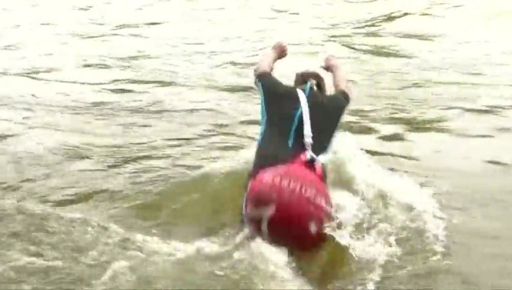 Un alemán, harto de los atascos,  decide ir nadando a su trabajo