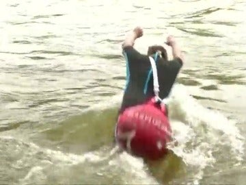 Un alemán, harto de los atascos, decide ir nadando a su trabajo