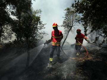 Bomberos sofocando un incendio en Portugal