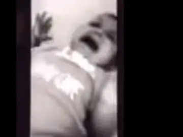 Captura del bebé llorando en el interior del frigorífico Captura del bebé llorando en el interior del frigorífico