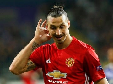 Ibrahimovic durante un partido con el United