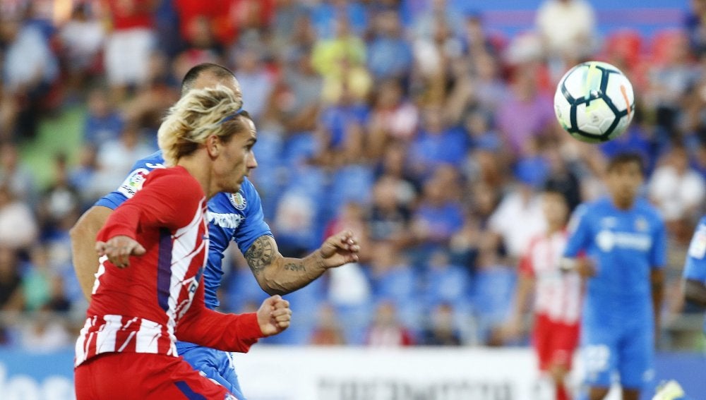 Griezmann remata un balón en el partido ante el Getafe