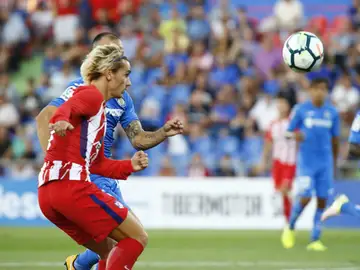 Griezmann remata un balón en el partido ante el Getafe Griezmann remata un balón en el partido ante el Getafe
