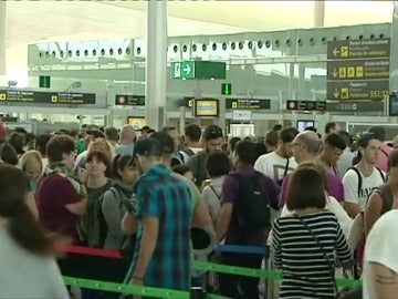 Pasajeros se quejan en el aeropuerto de El Prat por la huelga de Eulen