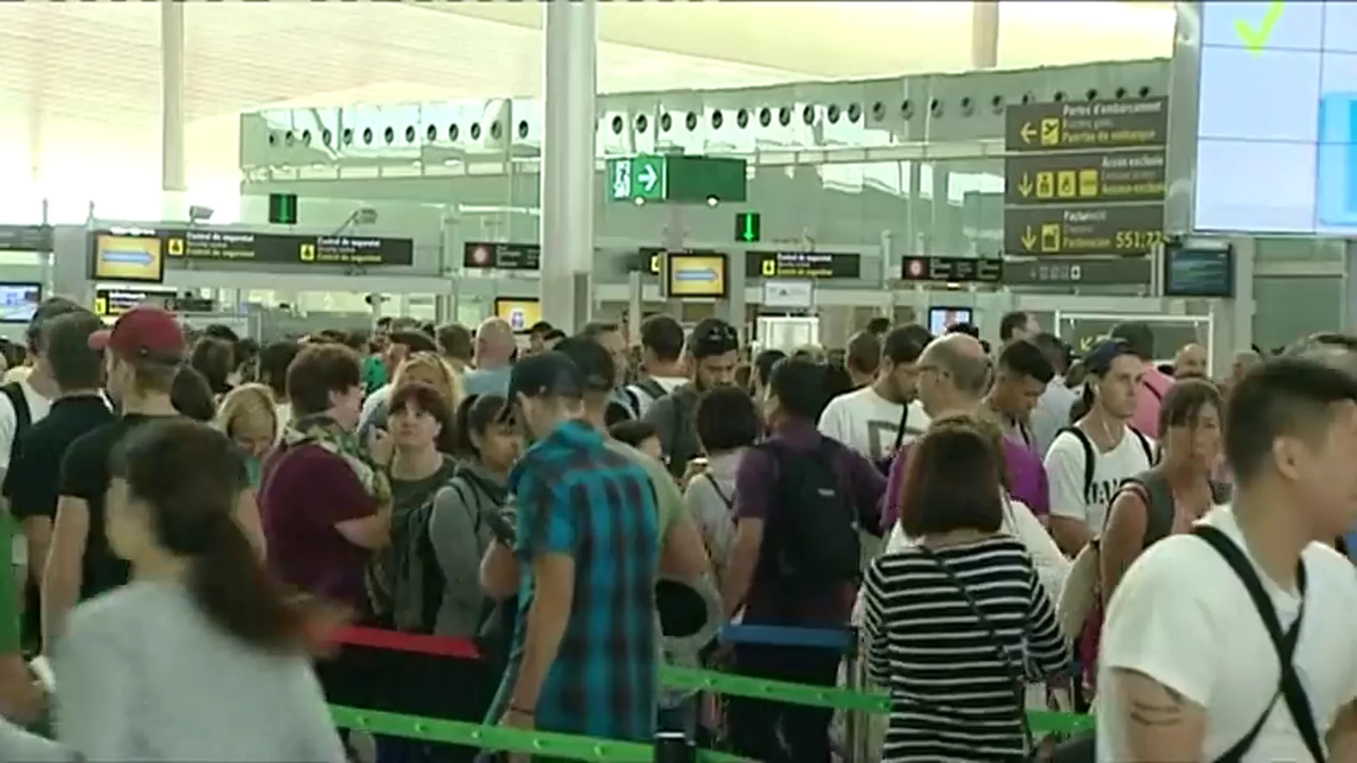 Pasajeros se quejan en el aeropuerto de El Prat por la huelga de Eulen Pasajeros se quejan en el aeropuerto de El Prat por la huelga de Eulen