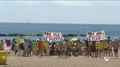 Una cadena humana en la Barceloneta pide el cese de la actividad de los pisos turísticos Una cadena humana en la Barceloneta pide el cese de la actividad de los pisos turísticos