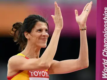 Ruth Beitia saluda al público de Londres durante la final de salto de altura Ruth Beitia saluda al público de Londres durante la final de salto de altura