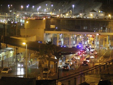 Vista del paso fronterizo del Tarajal de Ceuta con Marruecos, que cerró el transito de personas y vehículos ante la amenaza de un nuevo intento de asalto de inmigrantes subsaharianos