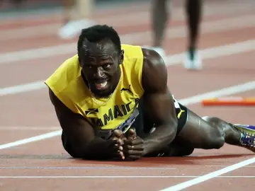 Usain Bolt cae lesionado en la final del 4x100 Usain Bolt cae lesionado en la final del 4x100