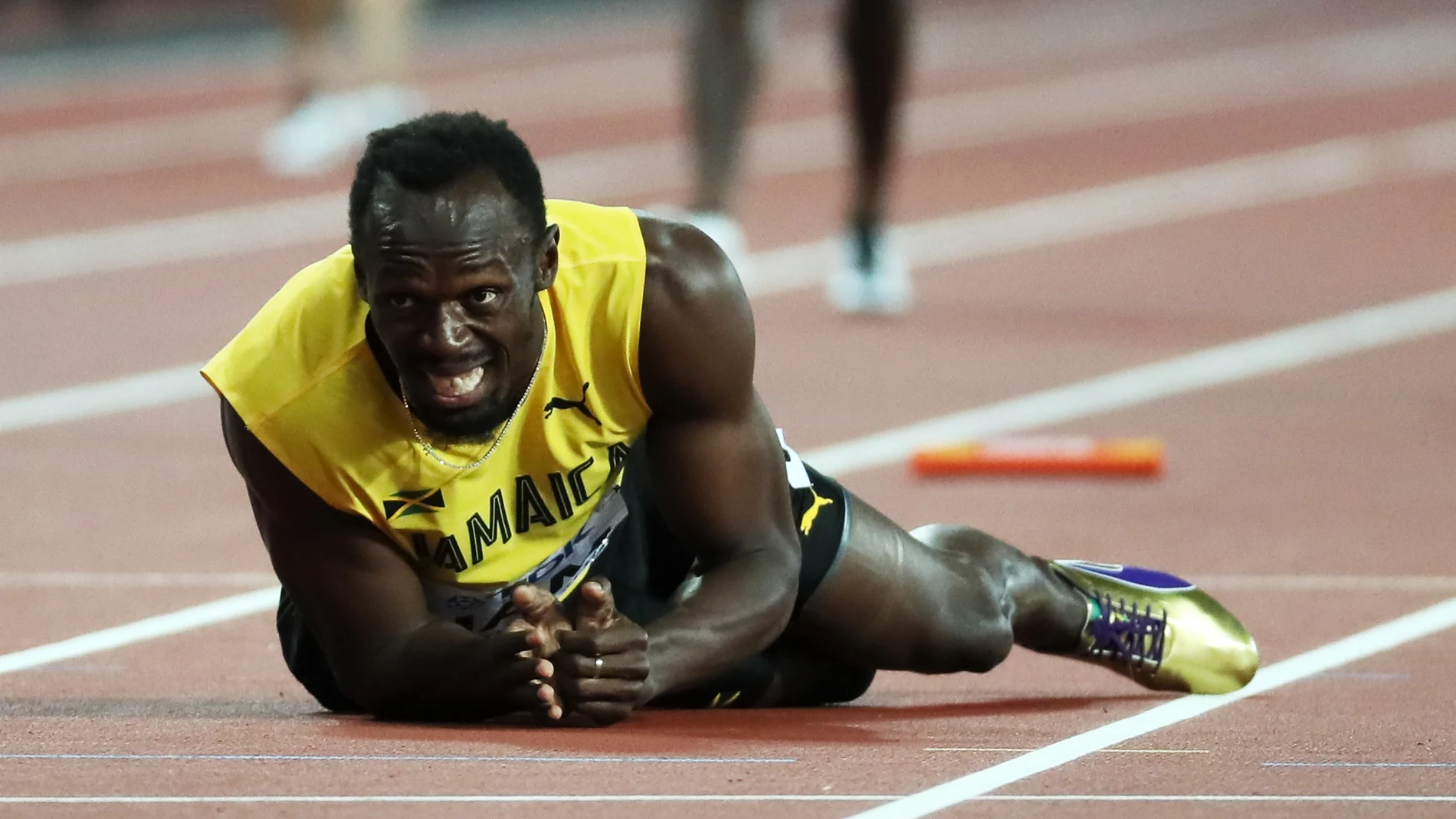 Usain Bolt cae lesionado en la final del 4x100 Usain Bolt cae lesionado en la final del 4x100