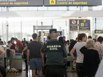 Guardia Civil en el Aeropuerto de El Prat-Barcelona Guardia Civil en el Aeropuerto de El Prat-Barcelona