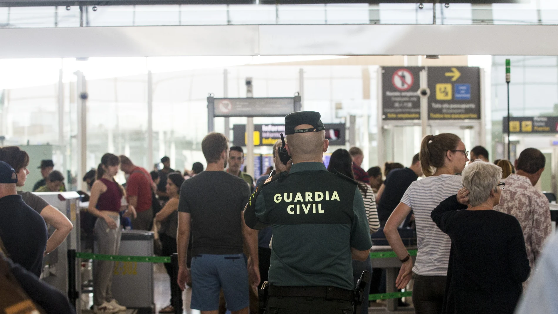 Guardia Civil en el Aeropuerto de El Prat-Barcelona Guardia Civil en el Aeropuerto de El Prat-Barcelona
