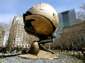 La 'Gran esférico cariátide', de más de 8 metros de altura y 25 toneladas de peso La 'Gran esférico cariátide', de más de 8 metros de altura y 25 toneladas de peso