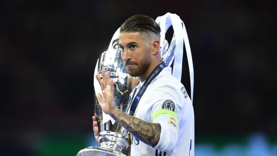 Sergio Ramos con la última Champions conquistada por el Real Madrid en Cardiff