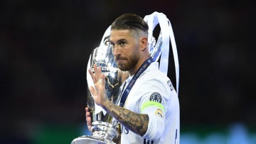 Sergio Ramos con la &uacute;ltima Champions conquistada por el Real Madrid en Cardiff