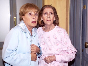 Gema Cuervo y Mariví Bilbao como Vicenta y Marisa en el capítulo 9 de la temporada 1 de Aquí no hay quien viva