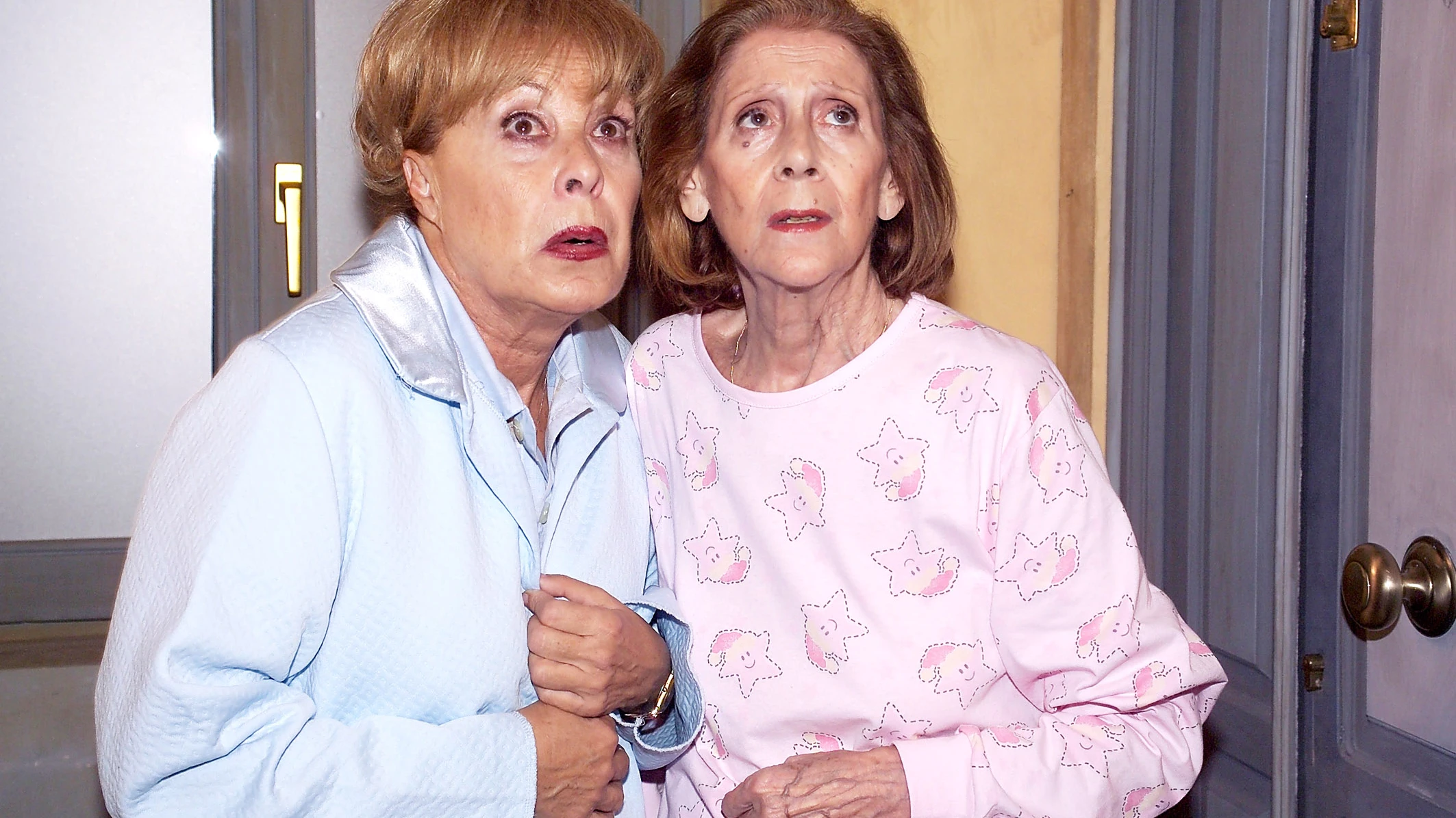 Gema Cuervo y Mariví Bilbao como Vicenta y Marisa en el capítulo 9 de la temporada 1 de Aquí no hay quien viva Gema Cuervo y Mariví Bilbao como Vicenta y Marisa en el capítulo 9 de la temporada 1 de Aquí no hay quien viva