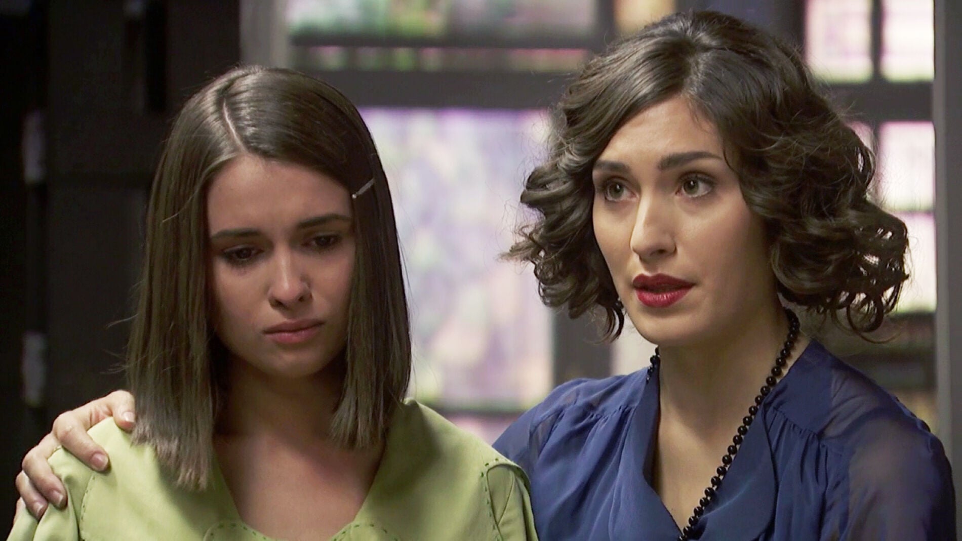 Beatriz escucha cabizbaja las reprimendas del padre Anselmo