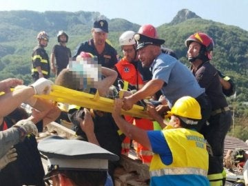 Rescatado un niño del terremoto en la isla italiana de Ischia