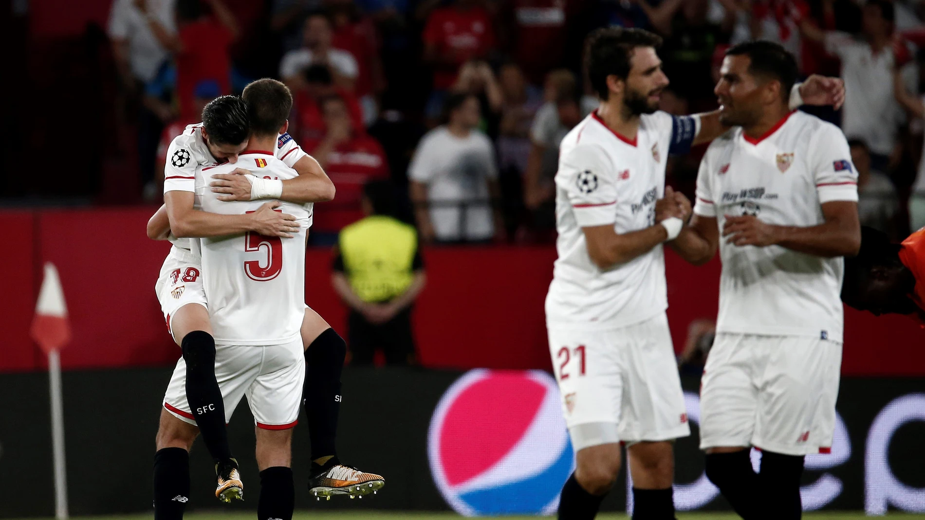 El Sevilla celebrando un gol frente al Istanbul basaksehir