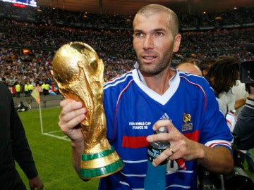 Zidane, con la copa de campeón del mundo Zidane, con la copa de campeón del mundo