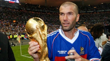 Zidane, con la copa de campeón del mundo