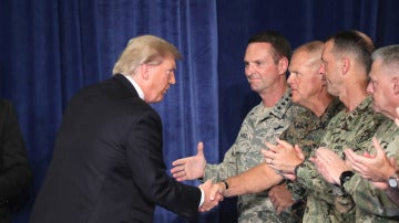 Trump saluda a soldados estadounidenses en Afganistán