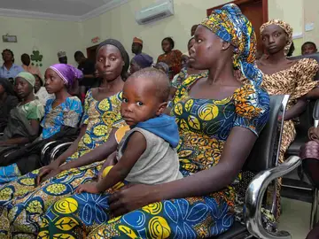 Varias mujeres y sus hijos en Nigeria Varias mujeres y sus hijos en Nigeria