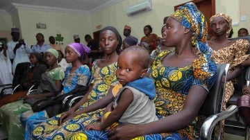 Varias mujeres y sus hijos en Nigeria