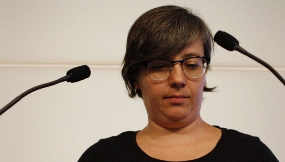 La presidenta del grupo parlamentario de la CUP, Mireia Boya, en una rueda de prensa en el Parlament