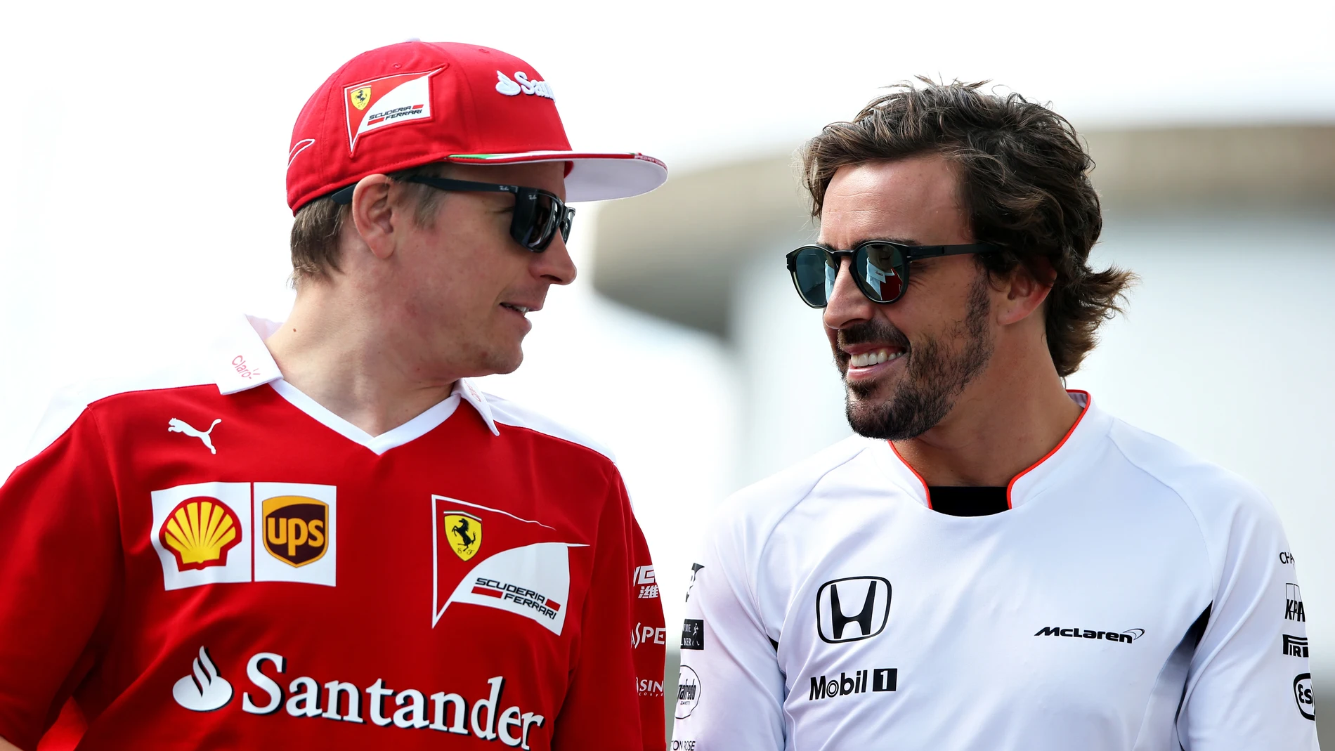 Raikkonen y Fernando Alonso charlan durante el GP de Alemania de 2016