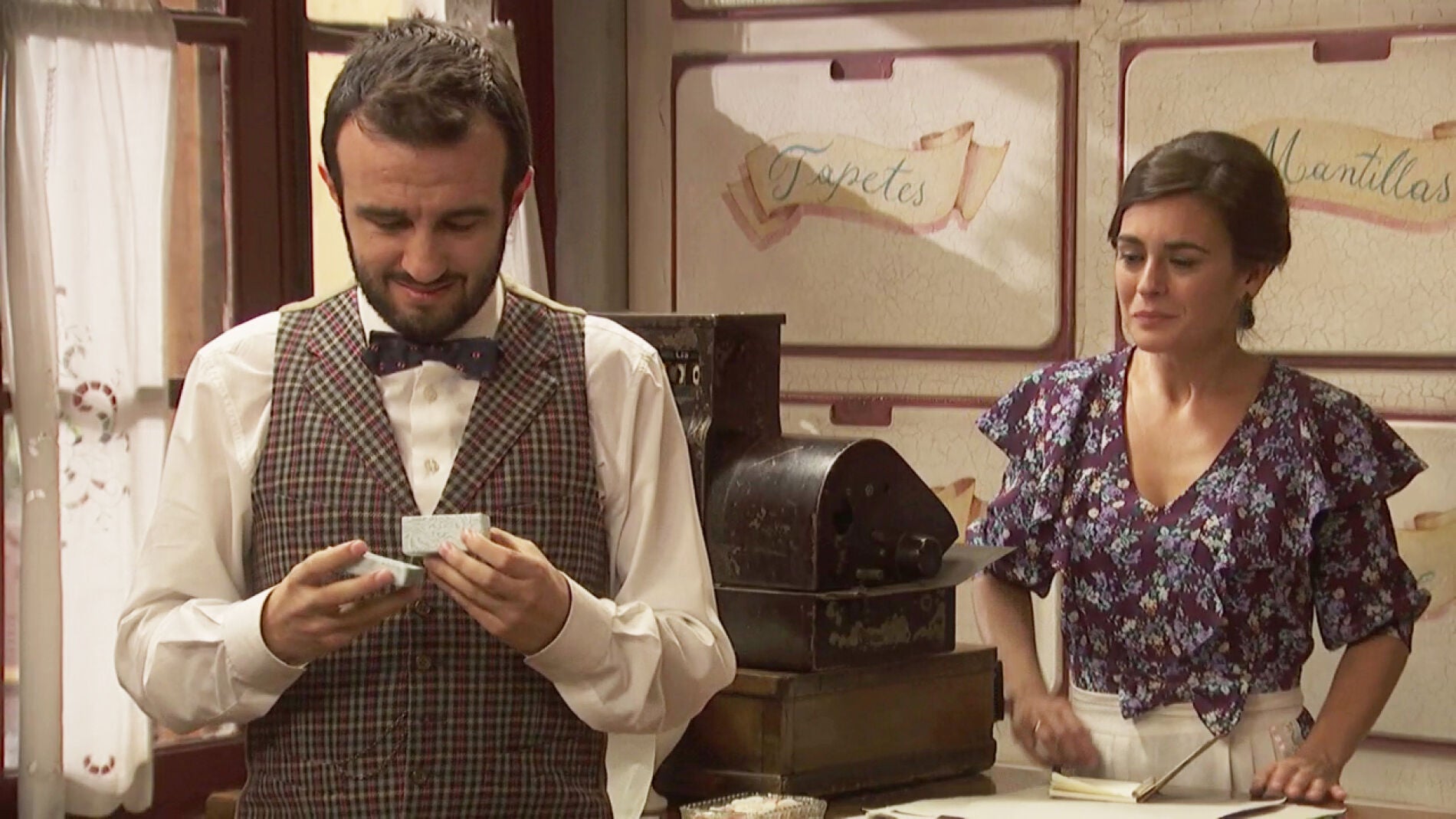 La cara de On&eacute;simo ha sido un poema al abrir el regalo