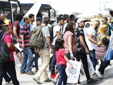 Llegada al aeropuerto Adolfo Suárez Madrid-Barajas de un total de 164 refugiados procedentes de Grecia Llegada al aeropuerto Adolfo Suárez Madrid-Barajas de un total de 164 refugiados procedentes de Grecia