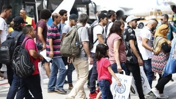 Llegada al aeropuerto Adolfo Suárez Madrid-Barajas de un total de 164 refugiados procedentes de Grecia