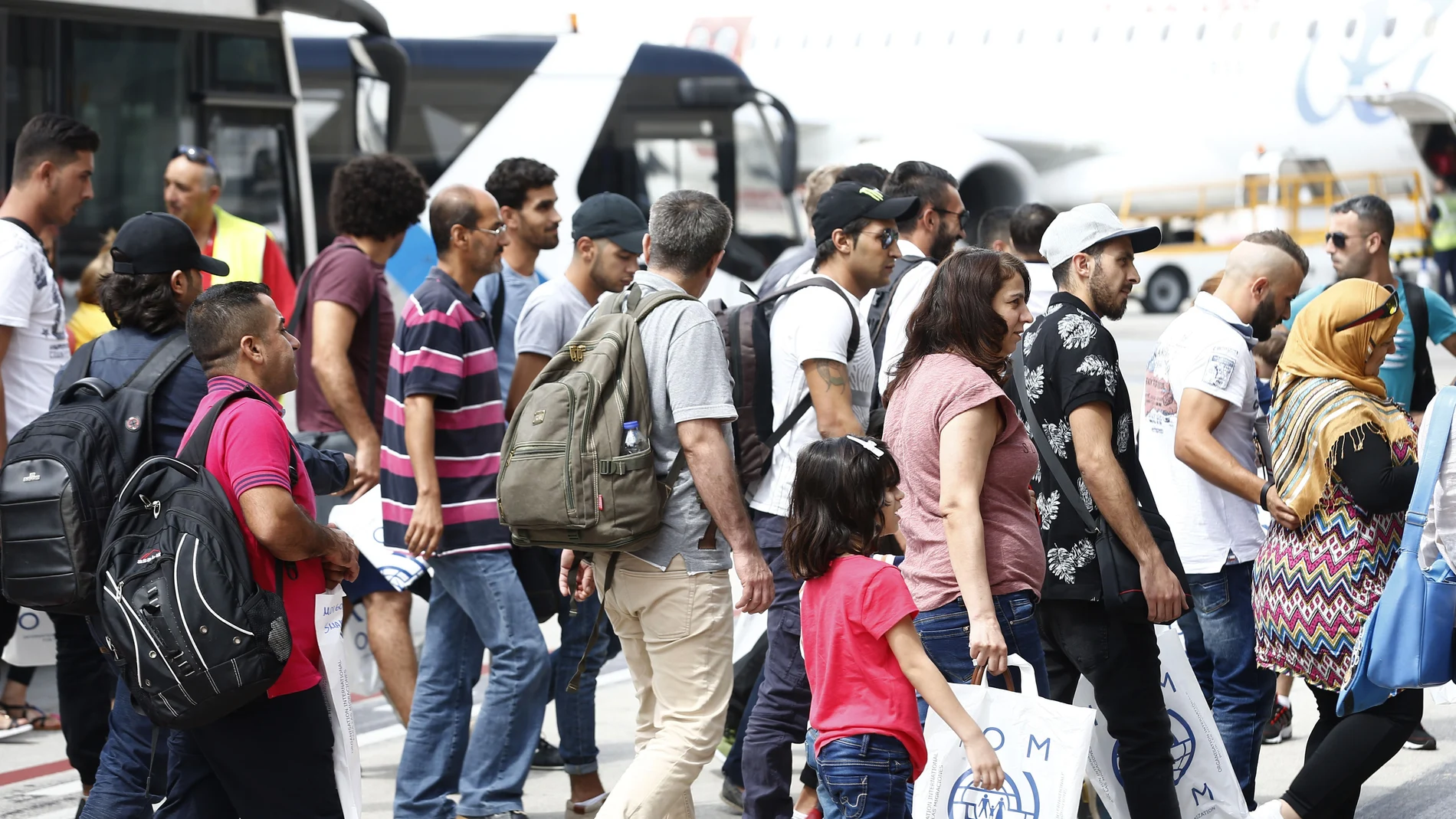 Llegada al aeropuerto Adolfo Suárez Madrid-Barajas de un total de 164 refugiados procedentes de Grecia Llegada al aeropuerto Adolfo Suárez Madrid-Barajas de un total de 164 refugiados procedentes de Grecia