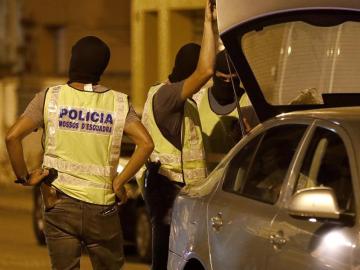 Agentes en el registro de un piso en Vilafranca