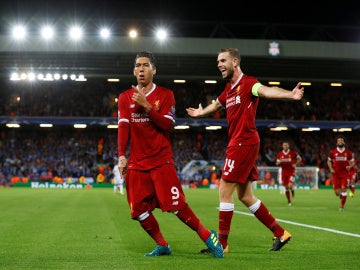 Firmino celebra su gol con el Liverpool en Anfield