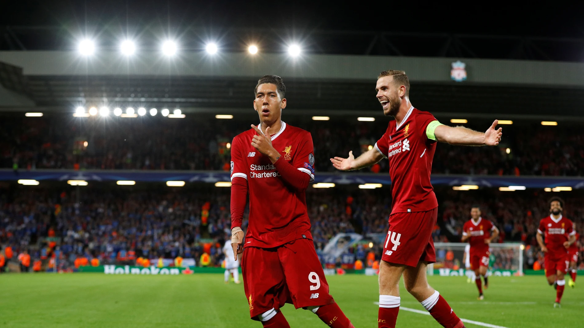 Firmino celebra su gol con el Liverpool en Anfield