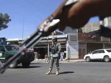 Al menos diez muertos y varios heridos en un atentado con bomba en Afganistán Al menos diez muertos y varios heridos en un atentado con bomba en Afganistán