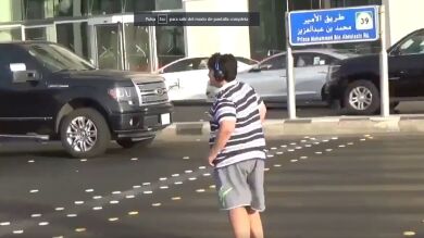Las autoridades saudíes detienen a un adolescente de catorce años por bailar la Macarena en la calle