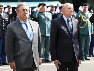Juan Ignacio Zoido y Gerard Collomb guardan un minuto de silencio por las víctimas de los atentados de Cataluña Juan Ignacio Zoido y Gerard Collomb guardan un minuto de silencio por las víctimas de los atentados de Cataluña