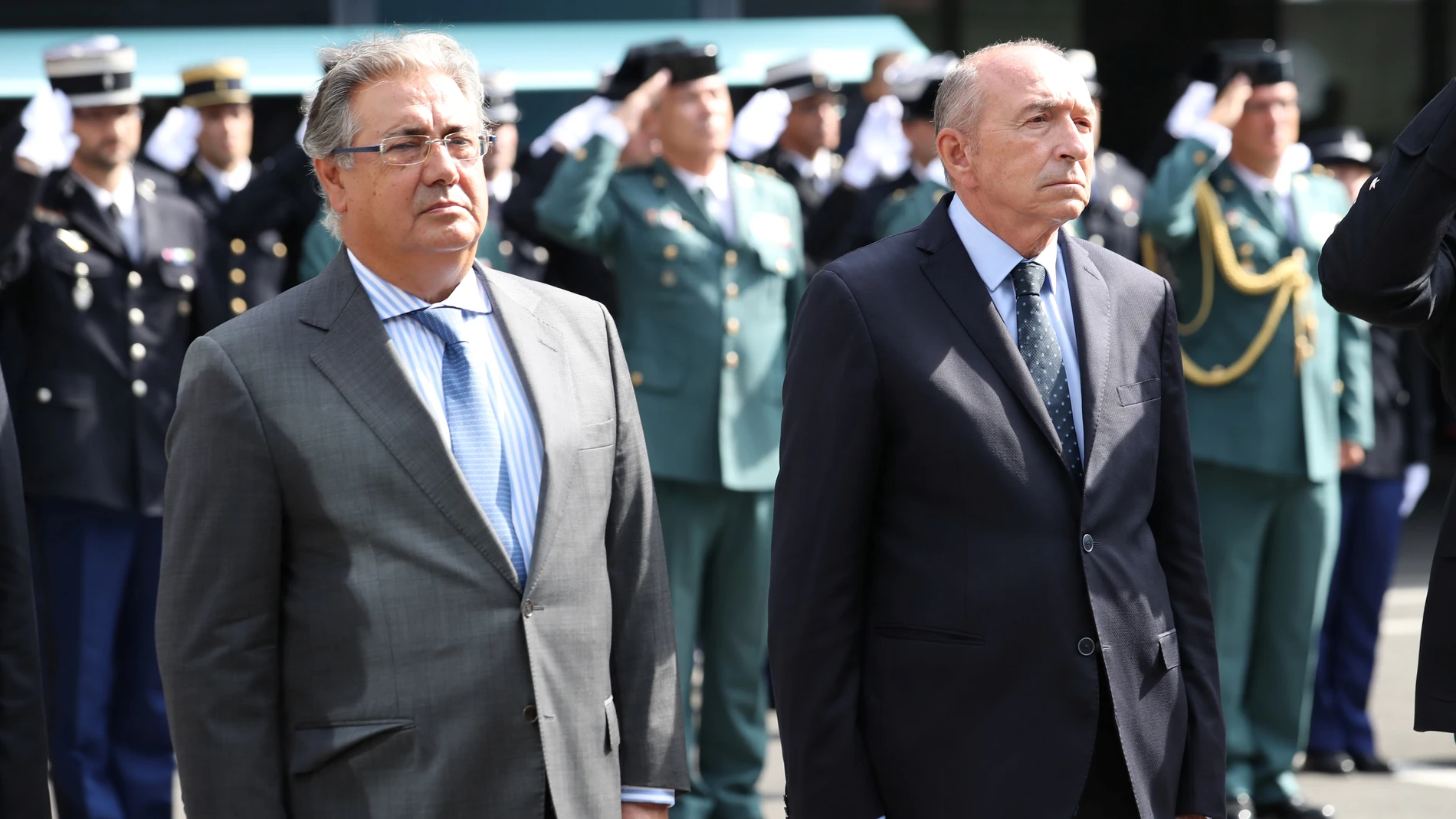 Juan Ignacio Zoido y Gerard Collomb guardan un minuto de silencio por las víctimas de los atentados de Cataluña Juan Ignacio Zoido y Gerard Collomb guardan un minuto de silencio por las víctimas de los atentados de Cataluña