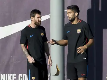 Messi y Luis Suárez hablan durante un entrenamiento con el Barcelona Messi y Luis Suárez hablan durante un entrenamiento con el Barcelona